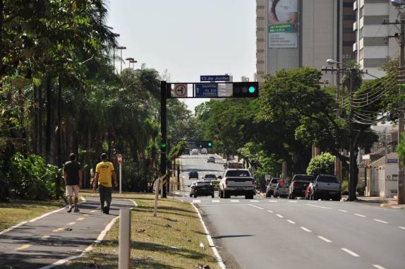 Caminhando na Av. Afonso Pena, a principal de Campo Grande, capital do Mato Grosso do Sul